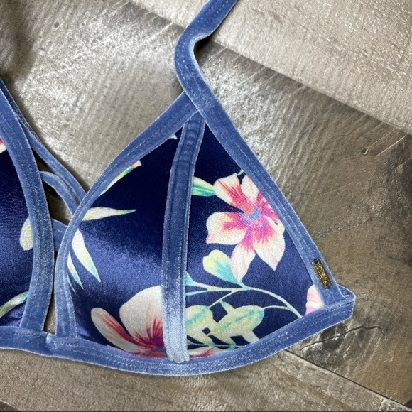 PINK Victoria’s Secret Swim Triangle Bikini Top small - Picture 2 of 9